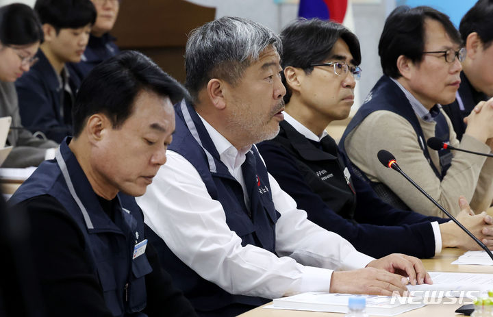 [서울=뉴시스] 추상철 기자 = 김동명 한국노총 위원장이 13일 오후 서울 여의도 한국노총에서 열린 '더불어민주당-한국노총 정책 간담회'에서 발언을 하고 있다. 2024.03.13. scchoo@newsis.com