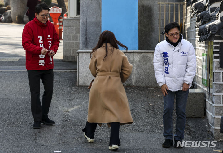 [서울=뉴시스] 정병혁 기자 = 제22대 국회의원선거 서울 서초을에 출마한 더불어민주당 홍익표 원내대표와 국민의힘 신동욱 전 TV조선 앵커가 13일 서울 서초구 상문고등학교 앞에서 시민들에게 인사를 하고 있다. 2024.03.13. jhope@newsis.com