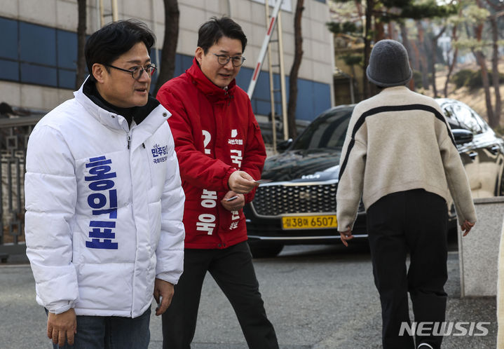 [서울=뉴시스] 정병혁 기자 = 제22대 국회의원선거 서울 서초을에 출마한 더불어민주당 홍익표 원내대표와 국민의힘 신동욱 전 TV조선 앵커가 13일 서울 서초구 상문고등학교 앞에서 시민들에게 인사를 하고 있다. 2024.03.13. jhope@newsis.com
