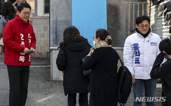 [서울=뉴시스] 정병혁 기자 = 제22대 국회의원선거 서울 서초을에 출마한 더불어민주당 홍익표 원내대표와 국민의힘 신동욱 전 TV조선 앵커가 13일 서울 서초구 상문고등학교 앞에서 시민들에게 인사를 하고 있다. 2024.03.13. jhope@newsis.com