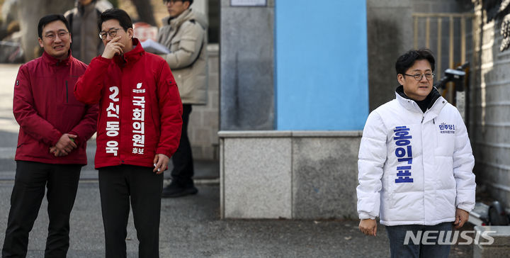 [서울=뉴시스] 정병혁 기자 = 제22대 국회의원선거 서울 서초을에 출마한 더불어민주당 홍익표 원내대표와 국민의힘 신동욱 전 TV조선 앵커가 13일 서울 서초구 상문고등학교 앞에서 시민들에게 인사를 하고 있다. 2024.03.13. jhope@newsis.com