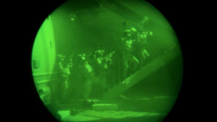 [서울=뉴시스] 국방부는 13일 한미 연합 특수타격훈련 모습을 공개했다. 육군 특전사는 지난 8일부터 자유의 방패(FS) 연습의 일환으로 해군 특수전전단(UDT/SEAL), 공군 항공관제팀(CCT), 미 육군 제1특전단과 함께 한미 연합 특수타격 훈련을 실시하고 있다. 사진은 한미 특수전부대원들이 건물을 확보하기 위해 내부로 진입하는 모습. (사진=국방부 제공) 2024.03.13. photo@newsis.com *재판매 및 DB 금지