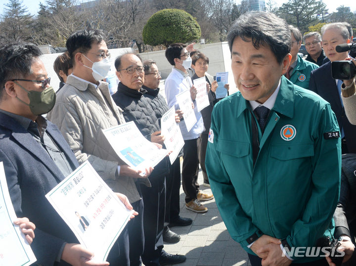 [전주=뉴시스] 김얼 기자 = 이주호 교육부 장관이 13일 전북 전주시 전북대학교에서 열린 '의대 운영대학 현장 간담회'에 참석하기 위해 장내로 들어서고 있다. 2024.03.13. pmkeul@newsis.com