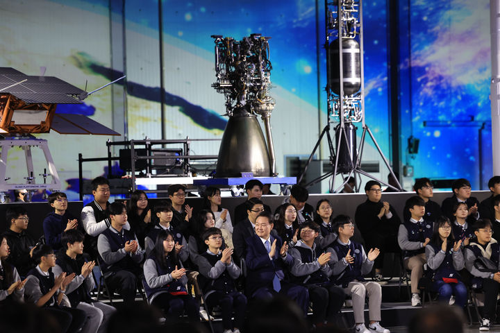 [서울=뉴시스] 윤석열 대통령이 13일 사천 한국항공우주산업에서 열린 대한민국 우주산업 클러스터 출범식에서 박수를 치고 있다. (사진=대통령실 제공) 2024.03.13. photo@newsis.com *재판매 및 DB 금지