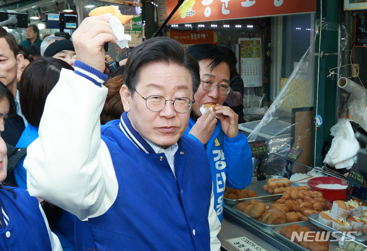 [서울=뉴시스] 고범준 기자 = 이재명 더불어민주당 대표가 4·10 총선을 앞두고 13일 오후 서울 용산구 용문시장을 방문해 한 상점에서 포즈를 취하고 있다. 2024.03.13. bjko@newsis.com