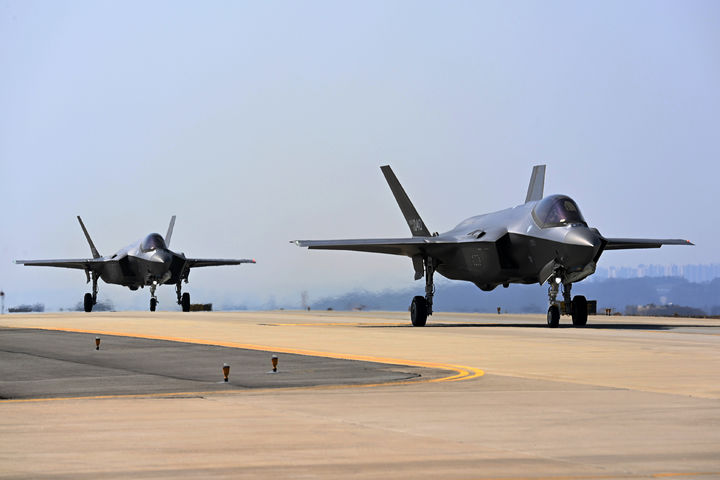 [서울=뉴시스] 사진은 공군 제17전투비행단 F-35A 전투기가 출격을 위해 유도로를 지상 활주하고 있는 모습.(사진=공군 제공) 2024.03.13. photo@newsis.com *재판매 및 DB 금지