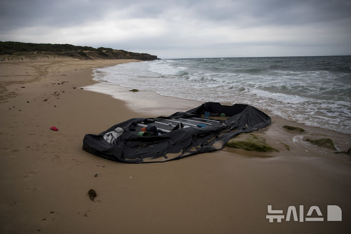 [타리파=AP/뉴시스]2018년 6월28일 스페인 남부 타리파 인근의 모습. 모로코 이주민들이 사용하는 고무 보트가 보인다. 2025.6.26