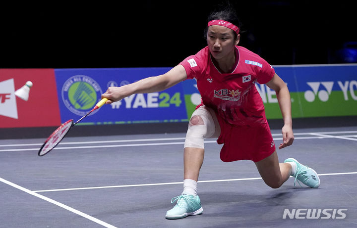 [버밍엄=AP/뉴시스] 안세영이 13일(현지시각) 영국 버밍엄의 유틸리타 아레나에서 열린 세계배드민턴연맹(BWF) 월드투어 전영오픈 여자 단식 32강전에서 쉬원치(대만)와 경기하고 있다. 안세영이 2-0(21-17 21-16)으로 승리하고 16강에 올랐다. 2024.03.14.