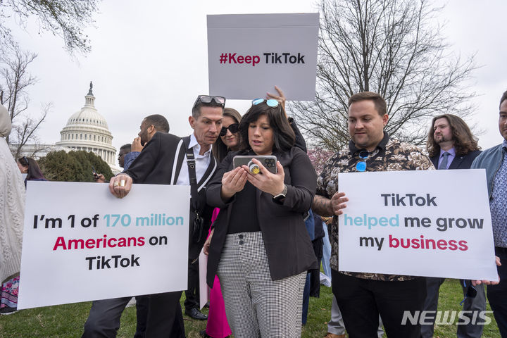 [워싱턴=AP/뉴시스] 미국 하원이 13일(현지시각) 초당적으로 '틱톡금지법'을 통과시킨 가운데, 사용자들이 거세게 반발하고 있다. 사진은 백악관 앞 시위 현장. 2024.03.15.