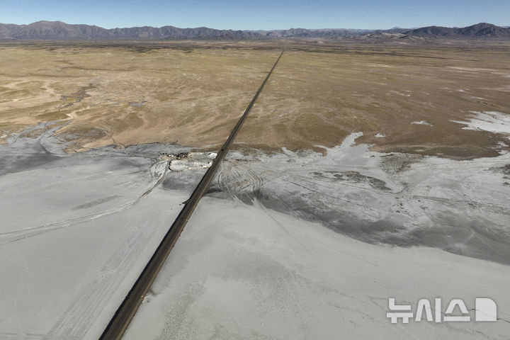 [후후이(아르헨티나)=AP/뉴시스] 2023년 4월 25일 아르헨티나 북부 후후이주에 있는 살리나스 그란데스 염전과 이를 가로지르는 고속도로의 모습. 2025.08.14