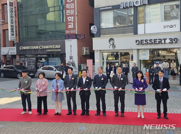 [창원=뉴시스]지난 13일 오후 경남 창원시 성산구 중앙동에서 '경상남도일시청소년쉼터 공간 확장 개소식'이 열리고 있다.(사진=경남도 제공)2024.03.14. photo@newsis.com