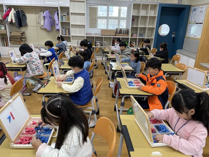 [울산=뉴시스] 한글교육을 받고 있는 울산 초등학생들. 울산시교육청 제공 *재판매 및 DB 금지