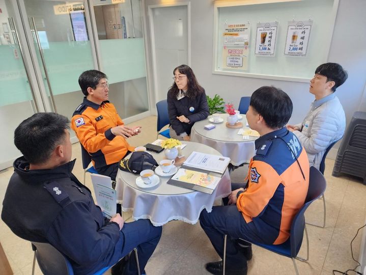 [대구=뉴시스] 대구서부소방서는 서구 내당동에 위치한 내당노인복지관에서 봄철화재 예방을 위한 현장 지도를 했다. (사진=대구서부소방서 제공) 2024.03.14. photo@newsis.com *재판매 및 DB 금지