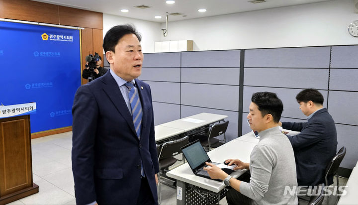 [광주=뉴시스] 맹대환 기자 = 더불어민주당 광주 서구갑 경선에서 패한 송갑석 의원이 14일 오전 광주시의회에서 기자회견을 갖고 재심신청 없이 패배를 승복한 뒤 회견장을 나서고 있다. 2024.03.14. mdhnews@newsis.com