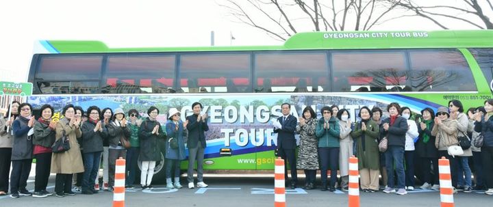 [경산=뉴시스] 14일 경산시청에서 열린 경산 시티투어 운행 기념식 (사진=경산시 제공) 2024.03.14. photo@newsis.com *재판매 및 DB 금지