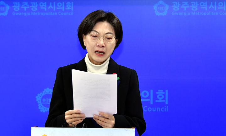 [광주=뉴시스] 송영길 소나무당 대표의 부인 남영신씨가 14일 오후 광주시의회에서 송 대표 서구갑 출마 기자회견을 갖고 눈물을 흘리며 출마선언문을 대독하고 있다. 2024.03.14. photo@newsis.com *재판매 및 DB 금지