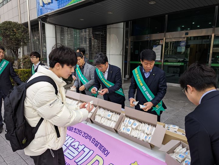 [울산=뉴시스] 농협중앙회 울산본부(본부장 김창현)는 농협 울산본부와 울산시청 앞에서 우리 쌀로 만든 백설기 떡 1000개를 시민들과 나누며 쌀 소비 촉진 행사를 했다고 밝혔다. 2024.03.14. (사진= 울산농협 제공)photo@newsis.com *재판매 및 DB 금지