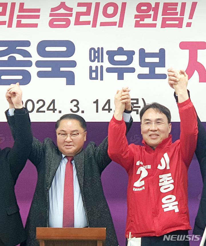 [창원=뉴시스] 강경국 기자 = 박춘덕 전 경남도의원(왼쪽)이 14일 창원시청 프레스센터에서 창원시 진해구 국회의원 예비후보 사퇴 및 국민의힘 이종욱 후보(오른쪽) 지지 선언 기자회견을 열고 있다. 2024.03.14. kgkang@newsis.com