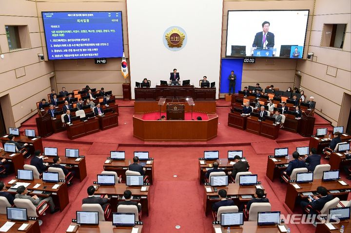 [창원=뉴시스]14일 오후 경상남도의회 본회의장에서 제411회 임시회 제4차 본회의가 열리고 있다.(사진=경남도의회 제공) 2024.03.14. photo@newsis.com