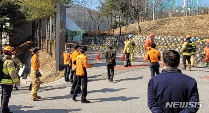 [의정부=뉴시스] 경기 의정부시 맑은물사업소 가능정수장에서 14일 맹독성으로 분류되는 염소가스가 누출돼 소방이 주변을 통제하고 안전조치를 하고 있다. (사진=의정부시 제공)&nbsp; 2024.03.14. photo@newsis.com 