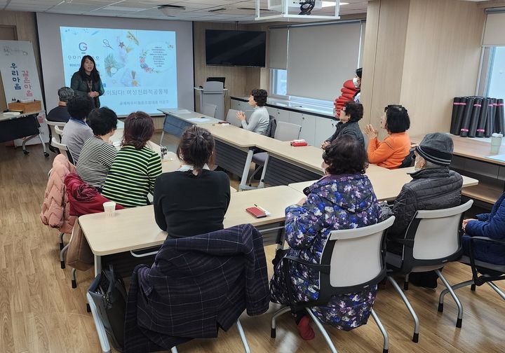 [대구=뉴시스] 대구 수성구보건소 치매안심센터는 치매환자 돌봄 역량 향상과 치매환자 가족 정신건강 관리를 위한 치매환자 가족 프로그램을 운영한다. (사진 = 대구시 수성구 제공) 2024.03.14. photo@newsis.com *재판매 및 DB 금지