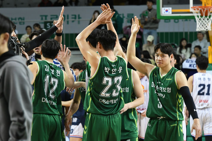 [서울=뉴시스] 프로농구 원주 DB 선수단. (사진 = KBL 제공) *재판매 및 DB 금지