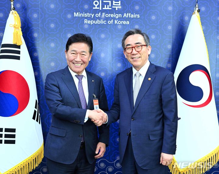 [서울=뉴시스] 조태열 외교부 장관은 14일 박종범 세계한인무역협회(World-OKTA) 회장을 만나 재외동포 기업인의 활동 애로사항을 청취하고 양측 간 협력 방안에 대해 논의했다. (사진= 외교부 제공)