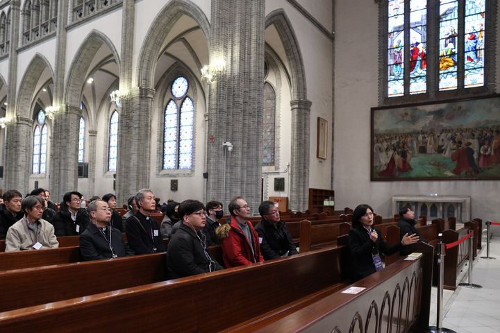 [서울=뉴시스] 명동대성당 도슨트 프로그램 참석자들이 도슨트의 해설을 듣고 있다 (사진= 천주교 서울대교구 제공0 2024.03.14. photo@newsis.com&nbsp; *재판매 및 DB 금지