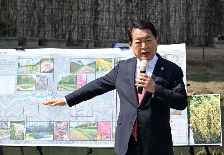 [울산=뉴시스] 14일 서동욱 울산 남구청장이 여천천 벽천분수 광장에서 여천천 정원화 사업과 관련해 현장 브리핑을 진행하고 있다. (사진=울산 남구 제공) 2024.03.14. photo@newsis.com *재판매 및 DB 금지