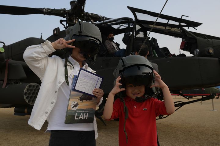 [논산=뉴시스]논산딸기축제 기간 중 열리는 회전익기 전회에서 어린이들이 헬기 탑승 체험을 벌이고 있다. 2024. 03. 14 *재판매 및 DB 금지