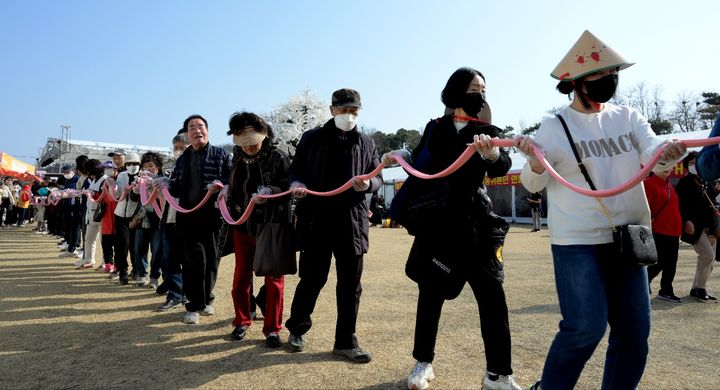 [논산=뉴시스]시민들이 참여한 '딸기 떡 뽑기' 행사 장면. 2024. 03. 14  *재판매 및 DB 금지