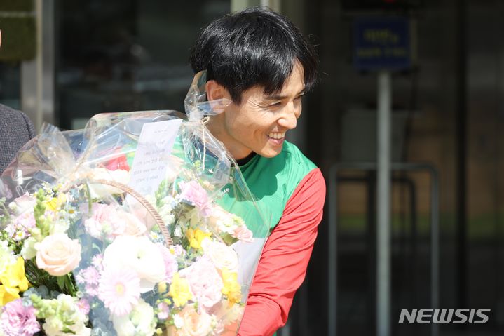 [서울=뉴시스]문세영 기수, 한국 경마 사상 두 번째로 1900승 달성. (사진=한국마사회 제공)