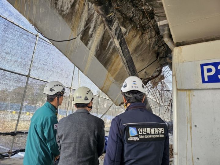 [수원=뉴시스] 정자교 안전점검(사진=경기도 제공) *재판매 및 DB 금지