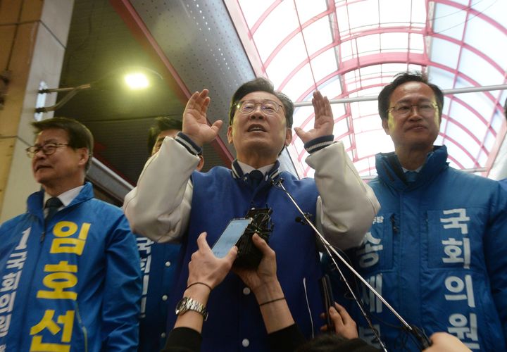 [청주=뉴시스] 조성현 기자 = 이재명 더불어민주당 대표가 14일 충북 청주시 상당구 청주육거리종합시장을 방문해 시민들의 지지를 호소하고 있다. 2024.3.14. jsh0128@newsis.com *재판매 및 DB 금지