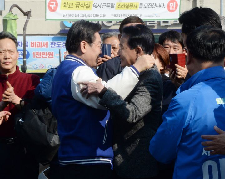 [청주=뉴시스] 조성현 기자 = 이재명 더불어민주당 대표가 14일 충북 청주시 상당구 청주육거리종합시장을 찾아 경선과정에서 컷오프된 변재일(5선·청주청원) 의원과 인사하고 있다. 2024.3.14. jsh0128@newsis.com *재판매 및 DB 금지