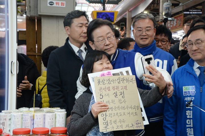 [청주=뉴시스] 조성현 기자 = 이재명 더불어민주당 대표가 14일 충북 청주시 상당구 청주육거리종합시장을 방문해 시민과 셀카를 찍고 있다. 2024.3.14. jsh0128@newsis.com *재판매 및 DB 금지