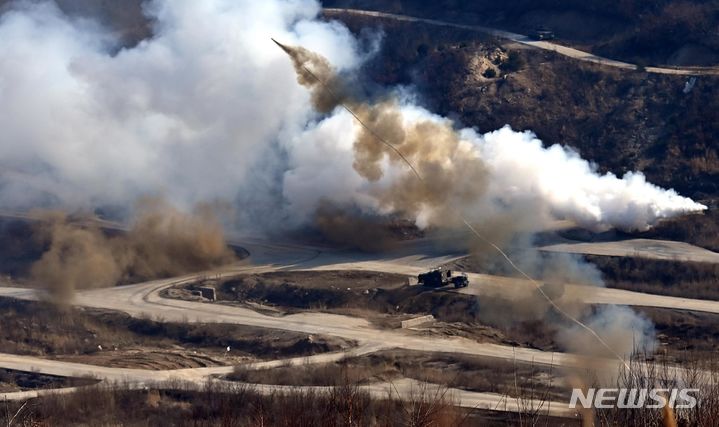 [포천=뉴시스] 사진공동취재단 = 14일 오전 경기도 포천 승진훈련장에서 '24 FS/TIGER 일환으로 실시된 한미연합 통합화력훈련에서 육군 수도기계화보병사단과 미2사단으로 구성된 한미 공병부대의 KM9ACE , K1A2전차가 미클릭 사격으로 복합장애물을 제거하고 통로를 개척하고 있다. 2024.03.14. photo@newsis.com