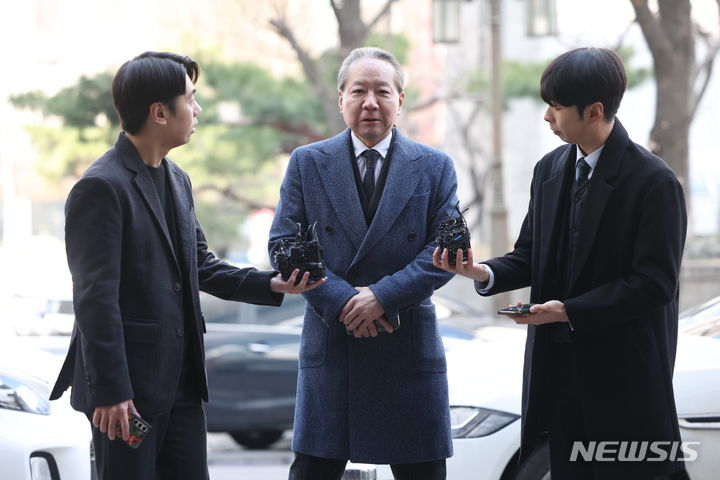 [서울=뉴시스] 김선웅 기자 = 주수호 대한의사협회 비상대책위원회 언론홍보위원장이 14일 오전 서울 마포구 서울경찰청 광역수사단에서 포렌식 조사 참관을 하기 위해 출석하며 입장을 말하고 있다. 2024.03.14. mangusta@newsis.com