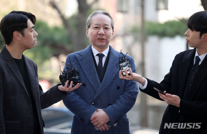 [서울=뉴시스] 김선웅 기자 = 주수호 대한의사협회 비상대책위원회 언론홍보위원장이 14일 오전 서울 마포구 서울경찰청 광역수사단에서 포렌식 조사 참관을 하기 위해 출석하며 입장을 말하고 있다. 2024.03.14. mangusta@newsis.com