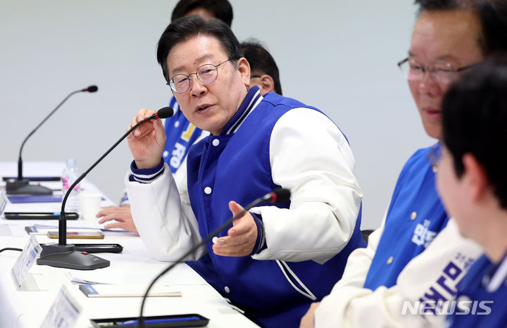 [대전=뉴시스] 추상철 기자 = 더불어민주당 상임공동선거대책위원장인 이재명 당 대표가 14일 오전 대전 중구 더불어민주당 대전광역시당에서 열린 '대전 국회의원·중구청장 후보자 연석회의 및 필승결의대회'에서 발언하고 있다. 2024.03.14. scchoo@newsis.com