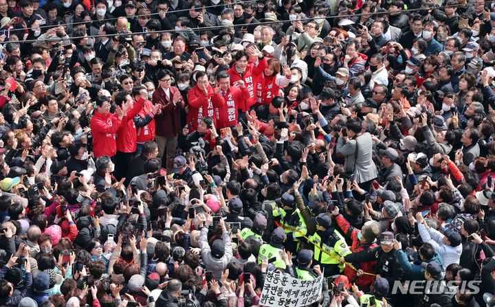 [부산=뉴시스] 하경민 기자 = 한동훈 국민의힘 비상대책위원장이 14일 부산 북구 구포시장을 방문해 지역 총선 후보들과 함께 시민들에게 인사하고 있다. 2024.03.14. yulnetphoto@newsis.com