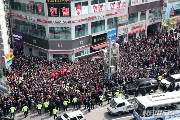 [부산=뉴시스] 하경민 기자 = 한동훈 국민의힘 비상대책위원장이 14일 부산 북구 구포시장을 방문해 지역 총선 후보들과 함께 시민들에게 인사하고 있다. 2024.03.14. yulnetphoto@newsis.com