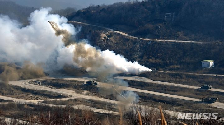 [포천=뉴시스] 사진공동취재단 = 14일 오전 경기도 포천 승진훈련장에서 '24 FS/TIGER 일환으로 실시된 한미연합 통합화력훈련에서 육군 수도기계화보병사단과 미2사단으로 구성된 한미 공병부대의 KM9ACE , K1A2전차가 미클릭 사격으로 복합장애물을 제거하고 통로를 개척하고 있다. 2024.03.14. photo@newsis.com