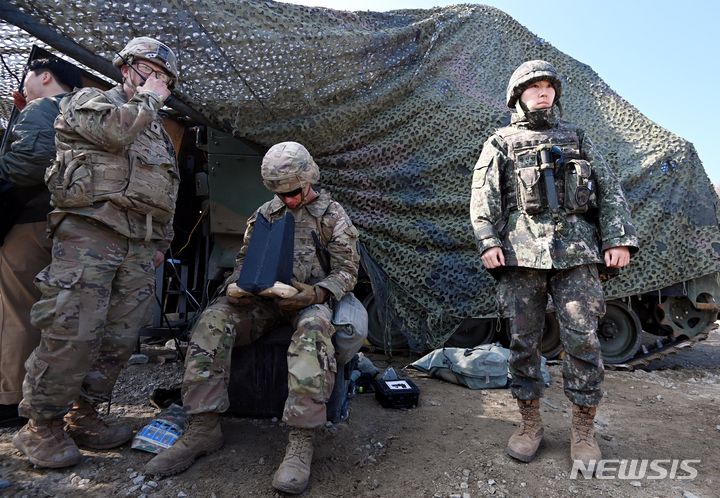 [포천=뉴시스] 사진공동취재단 = 14일 오전 경기도 포천 승진훈련장에서 '24 FS/TIGER 일환으로 실시된 한미연합 통합화력훈련에서 미2사단 장병이 무인항공기(UAV)를 조종하고 있다. 2024.03.14. photo@newsis.com