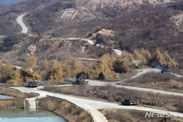 [포천=뉴시스] 사진공동취재단 = 14일 오전 경기도 포천 승진훈련장에서 '24 FS/TIGER 일환으로 실시된 한미연합 통합화력훈련에서 육군 수도기계화보병사단의 K1A2전차가 사격하고 있다. 2024.03.14. photo@newsis.com