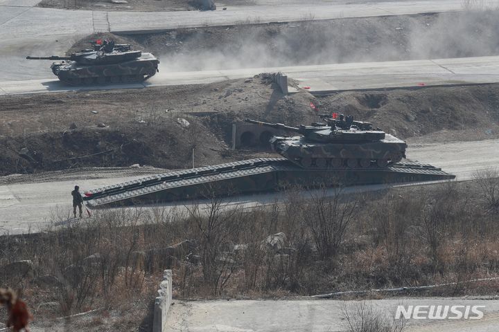[포천=뉴시스] 사진공동취재단 = 14일 오전 경기도 포천 승진훈련장에서 '24 FS/TIGER 일환으로 실시된 한미연합 통합화력훈련에서 육군 수도기계화보병사단의 K1A2전차가 교량을 건너고 있다. 2024.03.14. photo@newsis.com