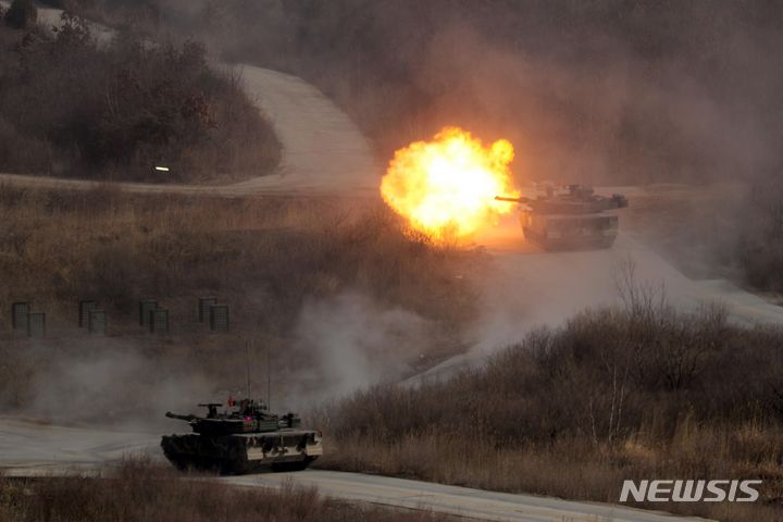 [포천=뉴시스] 사진공동취재단 = 14일 오전 경기도 포천 승진훈련장에서 '24 FS/TIGER 일환으로 실시된 한미연합 통합화력훈련에서 육군 수도기계화보병사단의 K1A2전차가 사격하고 있다. 2024.03.14. photo@newsis.com