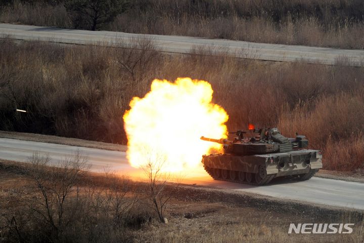 [포천=뉴시스] 사진공동취재단 = 14일 오전 경기도 포천 승진훈련장에서 '24 FS/TIGER 일환으로 실시된 한미연합 통합화력훈련에서 육군 수도기계화보병사단의 K1A2전차가 사격하고 있다. 2024.03.14. photo@newsis.com