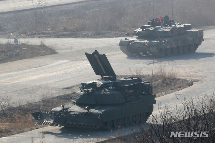 [포천=뉴시스] 사진공동취재단 = 14일 오전 경기도 포천 승진훈련장에서 '24 FS/TIGER 일환으로 실시된 한미연합 통합화력훈련에서 미군 M1150 ABV가 미클릭 사격을 준비하고 있다. 2024.03.14. photo@newsis.com