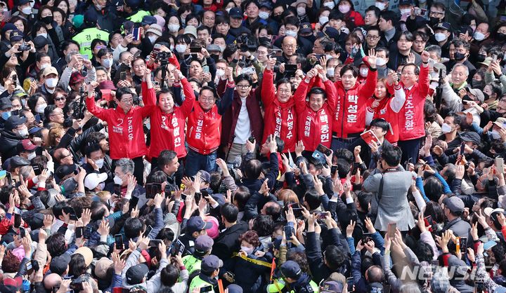 [부산=뉴시스] 하경민 기자 = 한동훈 국민의힘 비상대책위원장이 14일 부산 북구 구포시장을 방문해 지역의 총선 후보들과 함께 시민들에게 인사하고 있다. (공동취재) 2024.03.14. photo@newsis.com